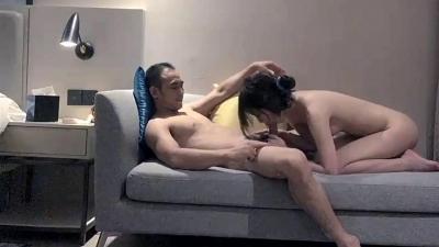大叔约到年轻肤白嫩妹,温柔配合.