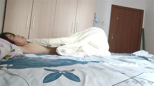 趁着孩子去幼儿园了从厨房干到床上.