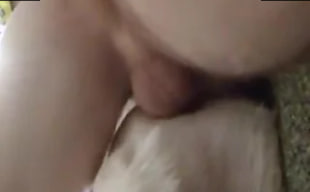 这家伙正在向一只淫荡的狗狗展示他的力量-副本