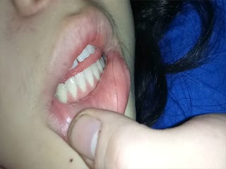 【真实MJ】把高中小嫩妹搞晕,躺在床上鼾声如雷,玩弄青春胴体和粉嫩鲍鱼,尿道口阴道口看得清清楚楚,超清1080P,附现场图10P