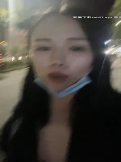 骚女夜晚户外带大黑牛自慰,找了个厕所震动逼逼头部插入非常诱人,很是诱惑喜欢不要错过