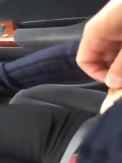 女司机的技术也OK呀开着车被玩奶头,这般浪叫呻吟下面要出淫水啦,真骚啊边开车边被情人玩弄!