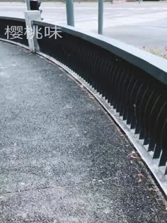 高颜值美女樱桃味 露出揉奶散步,看见有人来樱桃居然转过去了,不知有没有被看到,刺激死了!