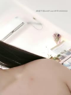双马尾萝莉萌妹子全裸自慰,露粉奶自摸特写逼逼手指扣入出水非常诱人,很是诱惑喜欢不要错过