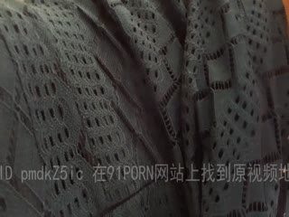 穿裙子最适合野战,配合淫秽的对话,真是绝妙