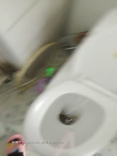 吃饭的时候操里塞个跳弹好刺激,吃饱就脱了裤子让男人给舔操,大鸡巴一撸就立正口活很棒,无套抽插呻吟不止