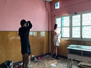 《精品㊙️泄密》圈内高端人体艺术摄影师Rock|废弃学校人体摄影真实花絮,出镜小A,年轻漂亮女神级别,三点全露,无水4K原画