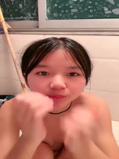 超极品清纯小萝莉,全程露脸尿尿给狼友看,把逼逼和道具洗干净口交小哥的大鸡巴,让小哥舔逼道具抽插好骚啊