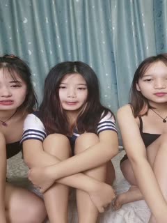 广东嫩模三美同床,全程露脸制服诱惑,在狼友的指挥下脱光,揉奶玩逼舔奶子,道具抽插姐妹骚穴浪叫呻吟不止