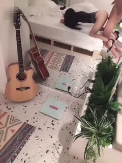 服装设计师被成功拿下,逛街牵牵手带回酒店,小逼给嫩的,不想戴套直接插入 爽歪歪!