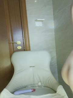 极品小可爱,全程露脸白丝诱惑,淫水已湿透逼逼,跟狼友互动撩骚听指挥,道具抽插骚穴,淫水多多呻吟可射
