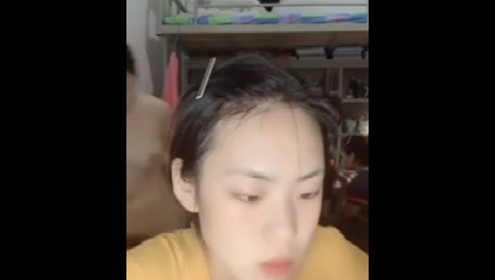 直播涂指甲油,后年室友没意识到光着身子..